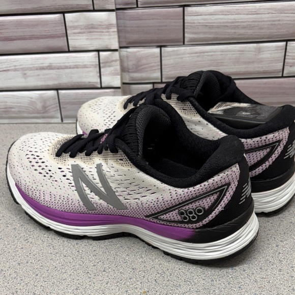 New Balance 880 Women’s size 6 in excellent con White l Purple Athletic Shoes - Picture 9 of 11